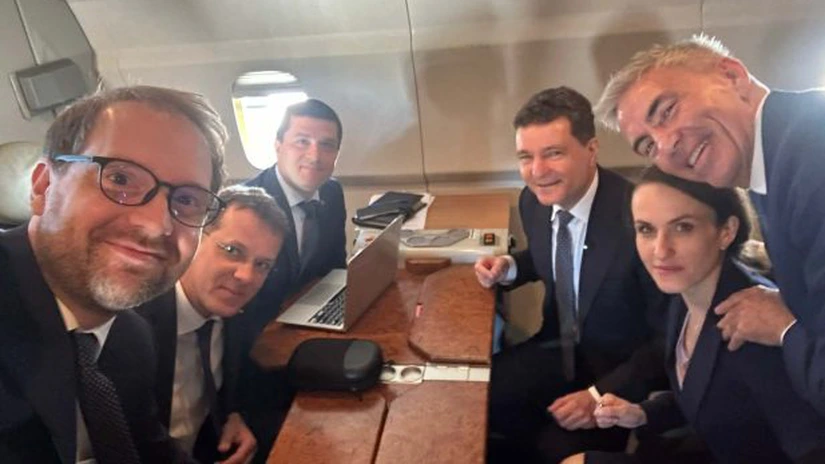 Nicușor Dan a plecat în vizită în Germania. Cine merge cu el, poză din avion