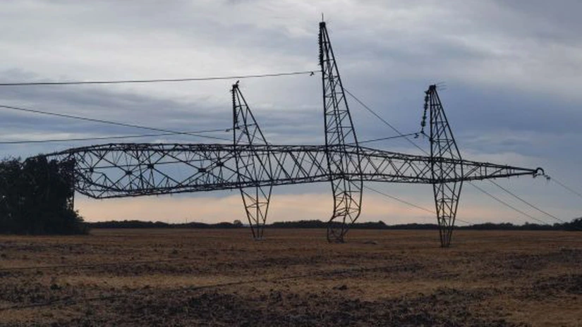 GALERIE FOTO Imaginile dezastrului - stâlpii de înaltă tensiune ai Transelectrica rupți și căzuți la pământ în urma furtunilor