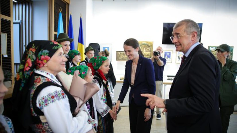 Românii din Cernăuți i-au cerut ministrului de Externe salvarea învățământului în limba română