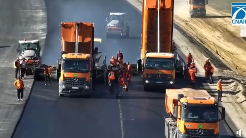 VIDEO Autostrada A7 Focșani - Bacău: UMB a așternut asfalt pe 30 din cei 36 de kilometri ai lotului 1