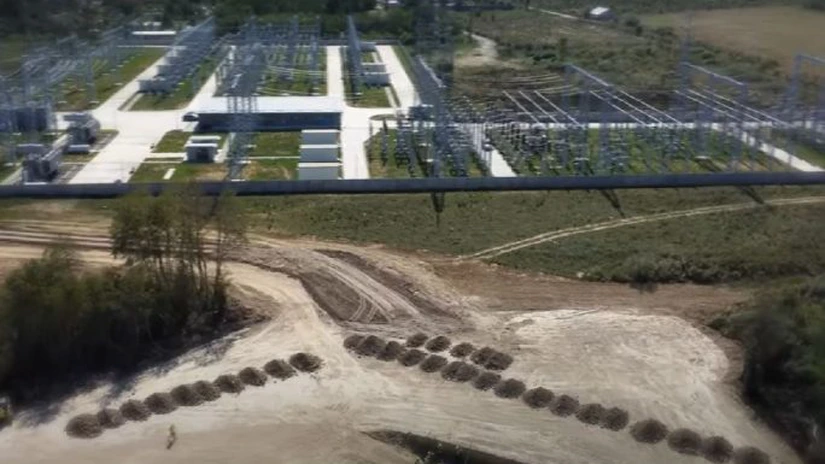 VIDEO Cum merg lucrările pe șantierul sistemului de baterii care se pune acum în Caraș Severin, care va fi printre cele mai mari din România