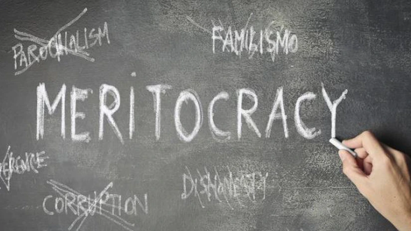 Meritocraţia - îngenuncheată de privilegiu: toţi contribuabilii au plătit 8,7 miliarde de lei pentru pensiile speciale ale unei caste de 11.500 de civili din 2018 până în 2024, sumă nemeritată în funcţie de CAS. Peste 80% din sumă, adică 7 miliarde de lei, doar magistraţilor – analiză exclusivă