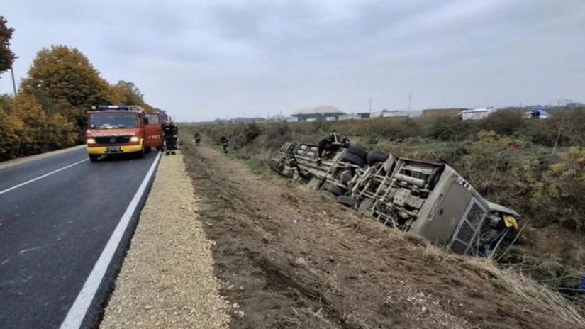 Accident grav în Serbia. Trei persoane au murit și câteva zeci au fost rănite după ce un autubuz care transporta muncitorii unei fabrici s-a răsturnat