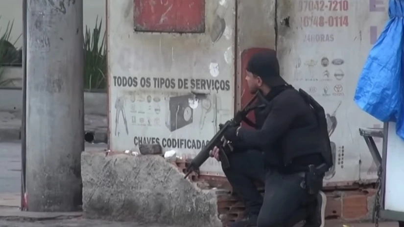 Război în toată regula între poliția braziliană și traficanții de droguri. Peste 100 de morți în urma unor intervenții în două dintre cele mai periculoase favele din Rio. Președintele Lula s-a declarat siderat de situație (Video)