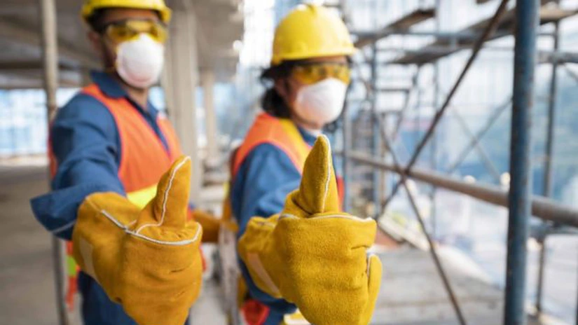 Jachete, veste și pantaloni Hi-Vis: comparație pe anotimpuri și tipuri de munci, întreținere corectă