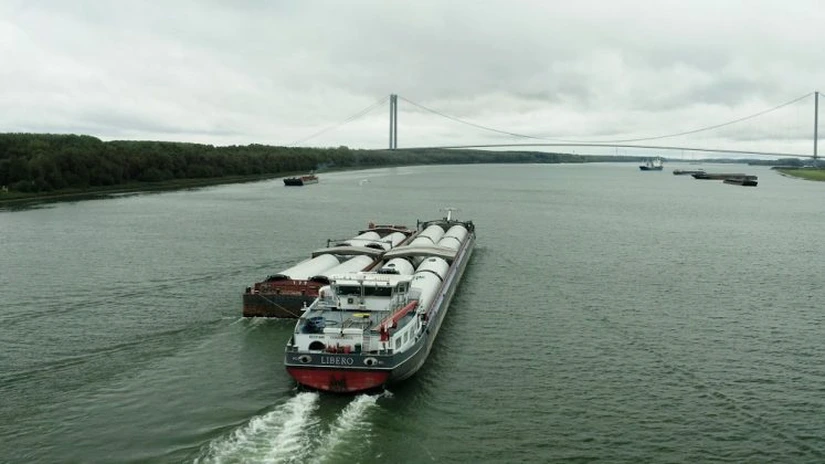 FOTO Turbine eoliene merg pe Dunăre. Cum avansează construcția parcului eolian de 99 MW din Galați al suedezilor de la OX2, Green Breeze