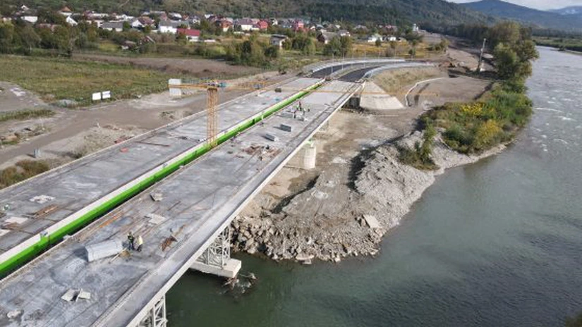 FOTO - Podul România-Ucraina peste Tisa e aproape gata. Când ar putea fi dat în folosinţă