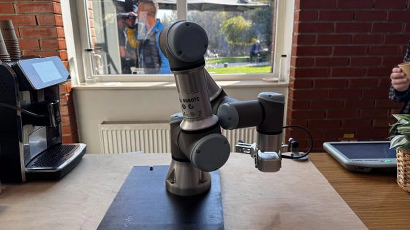 VIDEO. Din fabrici în cafenele. Cum prepară un robot o cafea la București