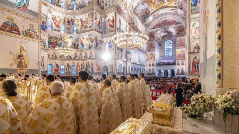 Coadă de sute de persoane la intrarea în Catedrala Mântuirii Neamului