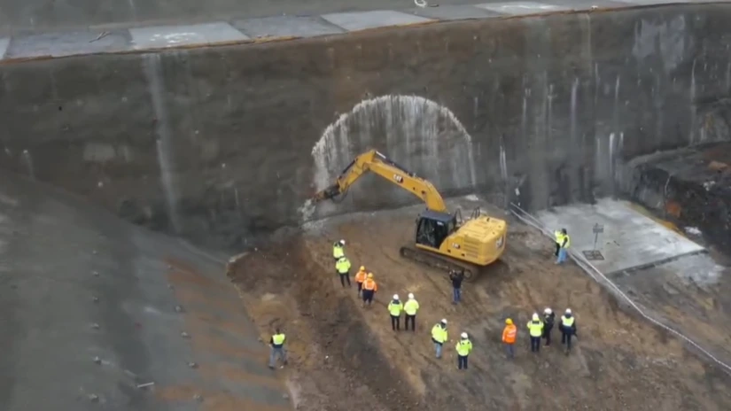 VIDEO Autostrada A1 Sibiu - Pitești: Au început lucrările propriu-zise la tunelul Robești, primul din secțiunea montană Boița - Cornetu. Va fi folosită și dinamită