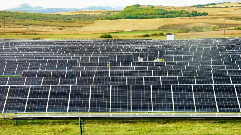 Unul dintre cele mai mari proiecte fotovoltaice din România își caută cumpărător: 400 de MW în Zăbrani, Arad