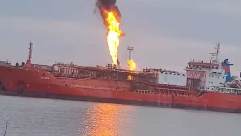 Alertă în România | VIDEO - Populaţia a fost evacuată în două localităţi din judeţul Tulcea după ce o dronă a lovit o navă încărcată cu GPL. Pericol de explozie