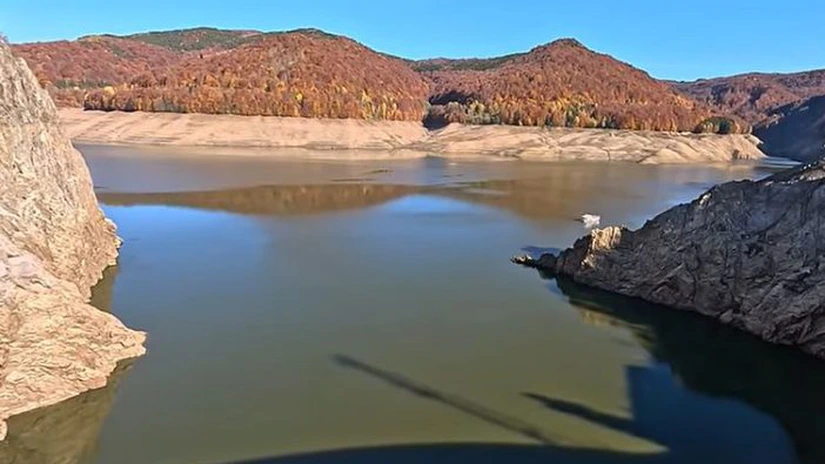VIDEO O nouă deversare de apă pentru golirea Lacului Vidraru începe mâine dimineață. Ce probleme au fost data trecută, care nu au fost rezolvate nici azi