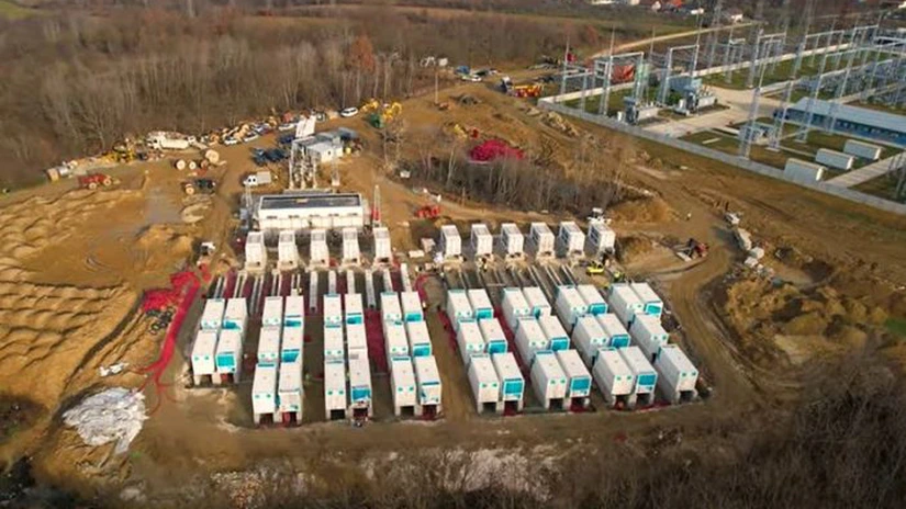 Cum merge construcția uneia dintre cele mai mari instalații de stocare a energiei din România, cea de la Iaz, în Caraș-Severin. Bateriile sunt deja puse