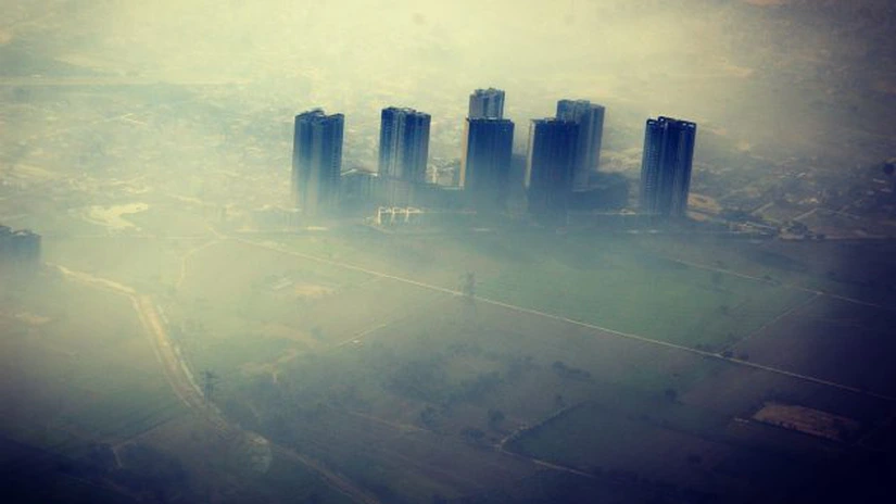 Un cocktail de ceaţă şi smog toxic reduce la minimum vizibilitatea în New Delhi. Zeci de zboruri anulate