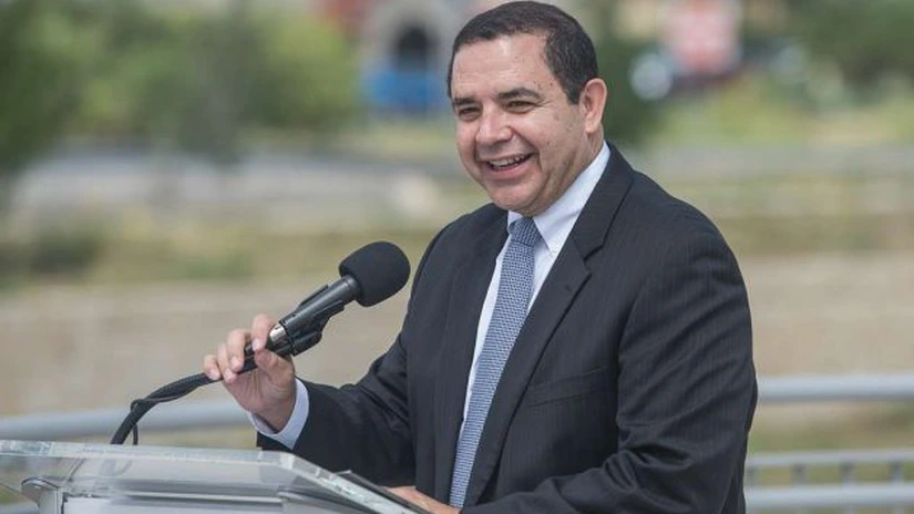 Trump l-a grațiat pe congresmanul democrat Henry Cuellar, acuzat de luare de mită, despre care spune că e o victimă politică a fostului președinte Biden