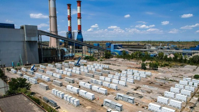 Bulgaria tocmai a instalat o baterie uriașă, de 500 MWh – doar aceasta înseamnă mai mult de jumătate din toata capacitatea României. La jumătatea anului, Bulgaria va ajunge la 15.000 MWh în baterii