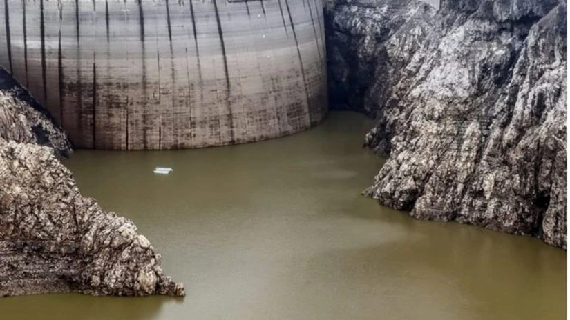 Ultimele imagini cu lacul Vidraru golit aproape complet. Când va începe să se umple din nou și când va ajunge la nivelul normal FOTO