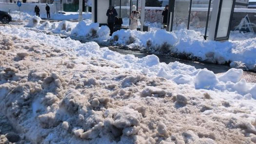 Poliția Locală a dat vineri amenzi 205.000 de lei companiilor de salubritate din București, pentru străzi, trotuare, staţii STB şi treceri de pietoni nedeszăpezite