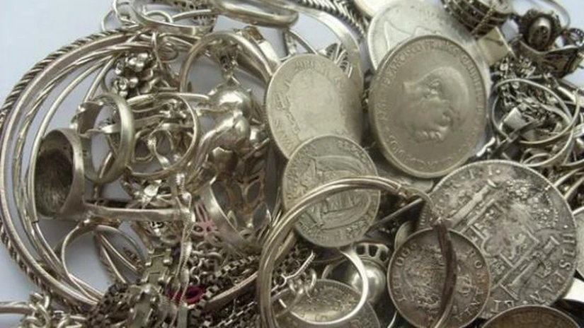 Explozia preţului argintului a declanşat o goană spre vânzarea monedelor şi bijuteriilor de familie în America de Nord