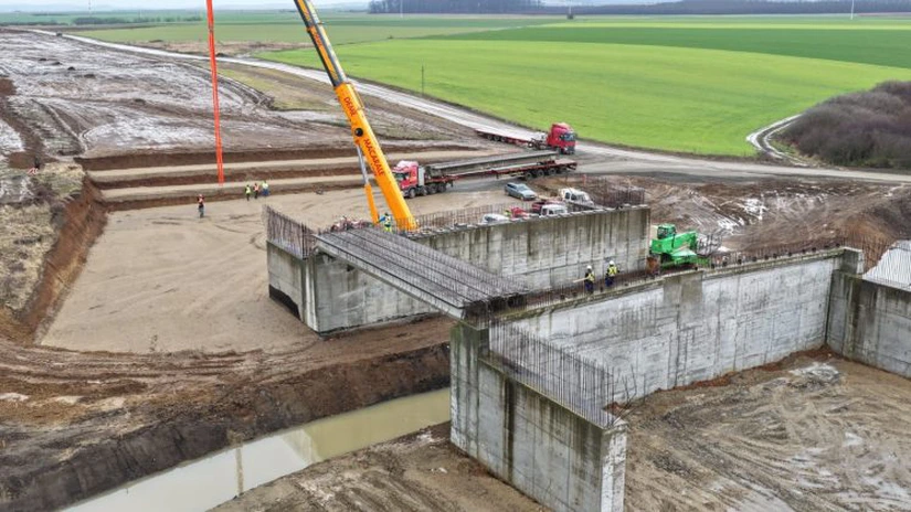 FOTO Autostrada Transilvania: Se montează grinzi pe lotul Chiribiș - Biharia. 