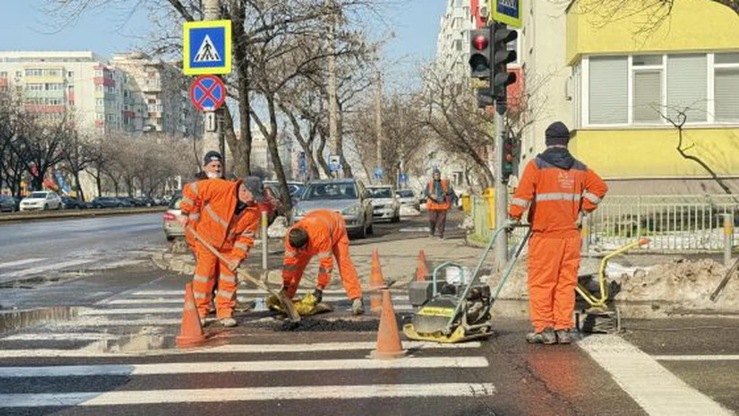 Administrația Străzilor București a demarat astăzi lucrările de astupare a gropilor