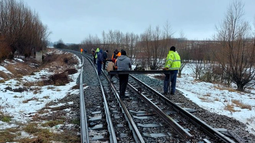 FOTO Calea ferată Ploiești - Suceava - Vicșani: Se înlocuiește șina uzată pe secția către Ucraina
