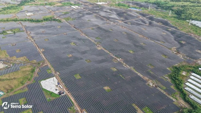 Cel mai mare parc fotovoltaic cu baterii din lume a început producția de energie