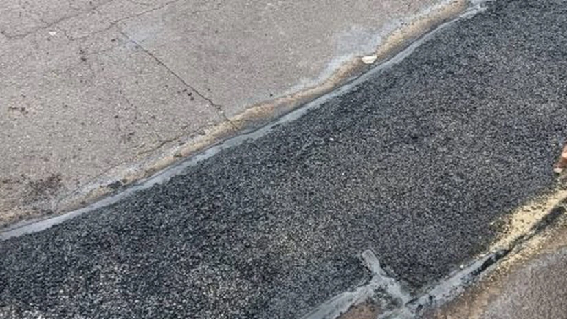 Premieră în România. O primărie astupă gropile raportate pe Waze