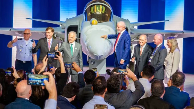 Brazilia a prezentat primul avion de luptă supersonic asamblat în țară, un model Gripen
