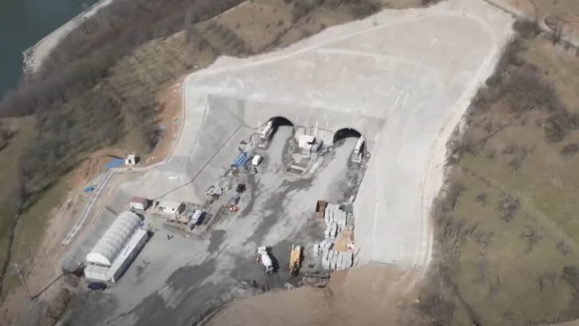 VIDEO Autostrada A1 Sibiu - Pitești: Turcii de la Mapa - Cengiz cresc mobilizarea la 500 de muncitori pe secțiunea 2, unde se lucrează non-stop