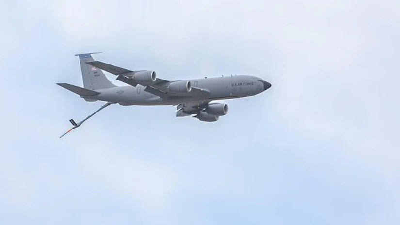 VIDEO Americanii au mai trimis un avion gigant la București. Boeing adaptat pentru misiuni militare. Câte mai vin