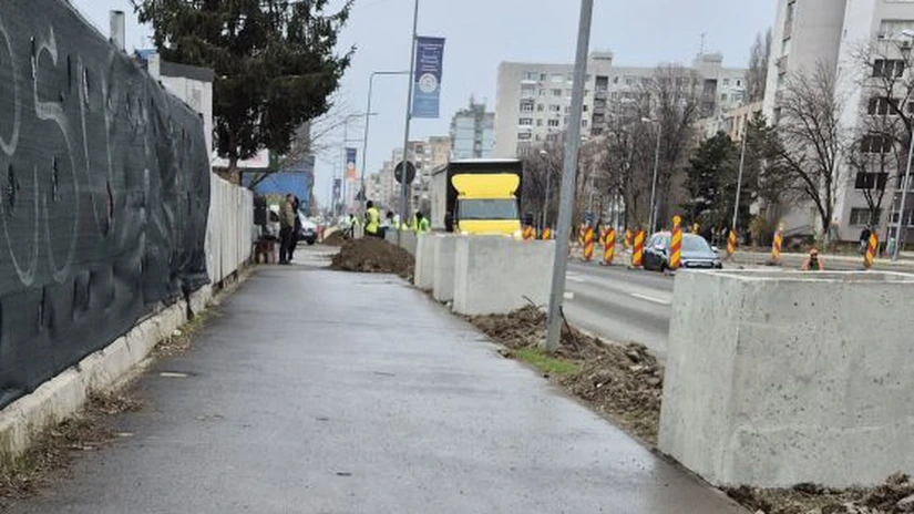 VIDEO Jardiniere gigantice din beton, amplasate pe marginea unui bulevard din Capitală, stârnesc nemulțumirea localnicilor