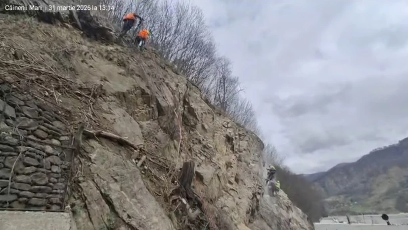 VIDEO Cum mai decurg lucrările de stabilizare a versanților pe DN 7 - Valea Oltului