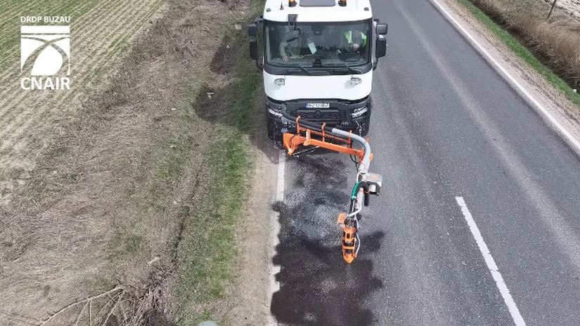 Super - mașina de reparat gropi adusă în România. Poate fi operată cu un singur om și permite reluarea imediată a traficului