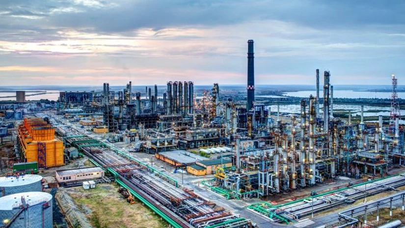 EXCLUSIV Rafinăriile din România nu vor mai intra în mecanismul de reducere cu 50% a adaosului, din proiectul inițial al OUG privind carburanții. Nouă formă a actului normativ