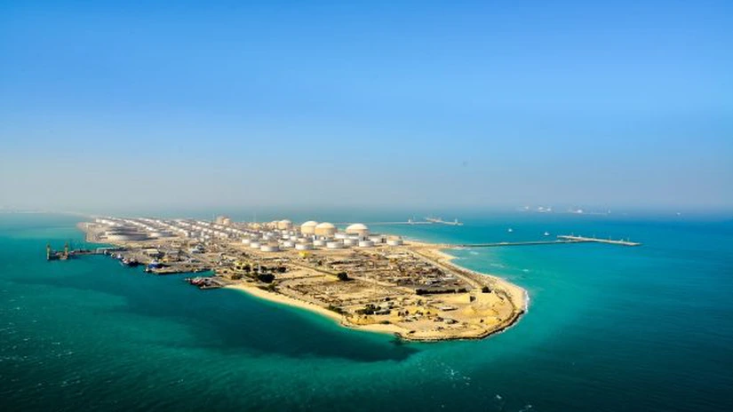 O rafinărie uriașă a gigantului Aramco din Arabia Saudită a fost lovită de o dronă și a fost oprită