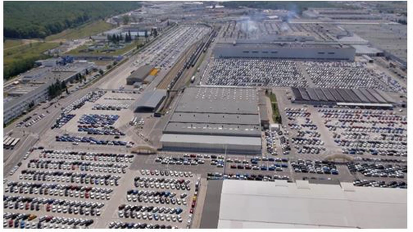 Reduceri de personal la uzina Dacia. 1.200 de angajaţi vor pleca, producţia va scădea pentru prima dată în 20 de ani - sindicat