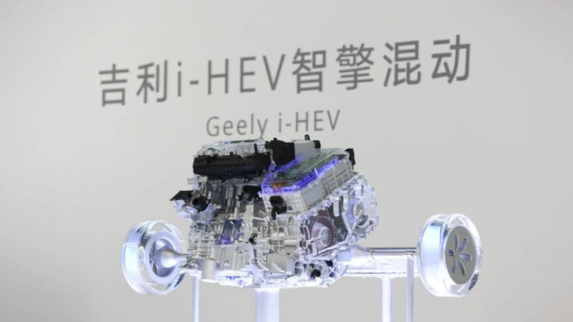 Geely a prezentat un sistem hibrid controlat de AI care poate reduce consumul de benzină la 2,22 l / 100 km