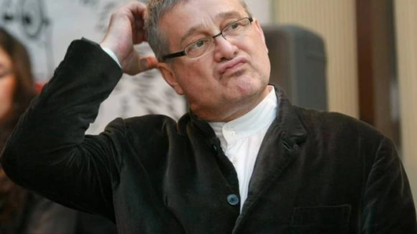 FOTO Tragedie pentru poetul Mircea Dinescu. Celebra sa casă din Cetate a luat foc