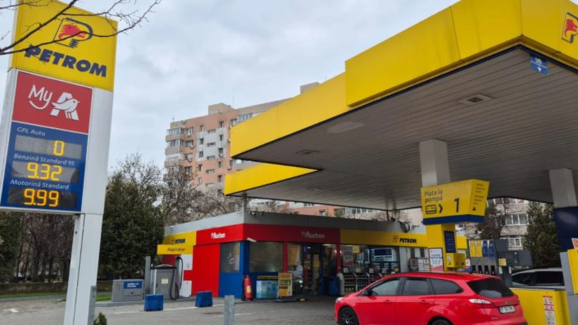Nouă reducere cu 50 de bani pe litru a prețurilor la carburanți, pe masa Guvernului. Încă nu se taie din taxe, s-ar putea pune un nou impozit pentru Petrom