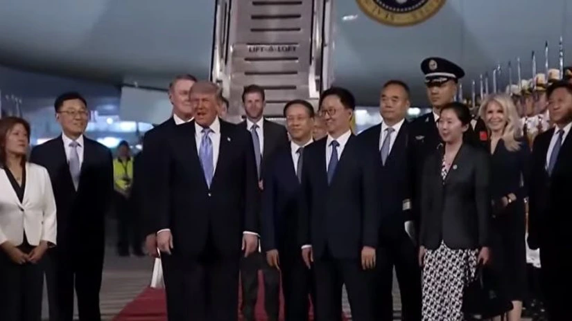 Donald Trump a ajuns în China într-o vizită de stat de două zile. Președintele american spune că-i va solicita omologului chinez să-și deschidă țara