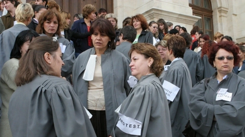 Grefierii se pregătesc de proteste faţă de noua lege a salarizării