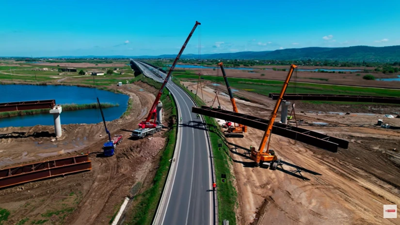VIDEO Autostrada Moldovei A7: UMB montează ultimele grinzi la nodul rutier Bacău Sud