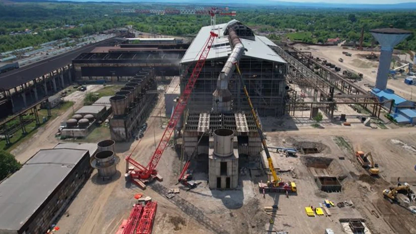 VIDEO Imagini spectaculoase de la UMB Steel: O super-macara de 750 de tone a intrat pe șantierul de la Oțelu Roșu pentru a demonta vechea uzină