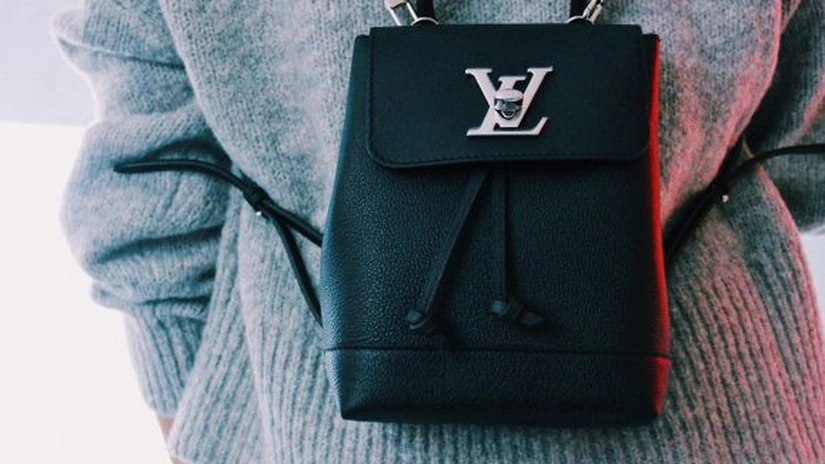 Românii nu se opresc din cumpărat: Ce afaceri record generează singurul magazin Louis Vuitton din țară pentru cel mai bogat om din Europa