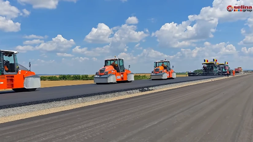 VIDEO Autostrada din România unde se asfaltează zilnic câte 1,5 kilometri pe o cale