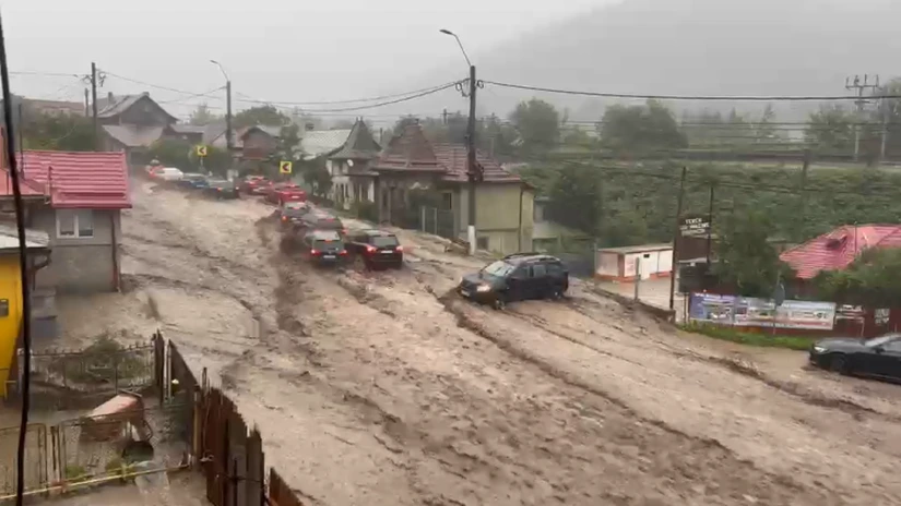 VIDEO Intervenţii pentru salvarea persoanelor blocate în autoturisme la Buşteni