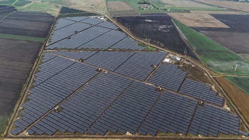Proiectul energetic dezvoltat inițial de nepotul lui Ciolacu începe producția. Este primul proiect hibrid, solar cu baterie, al grecilor de la MORE și prima lor centrală electrică din afara Greciei
