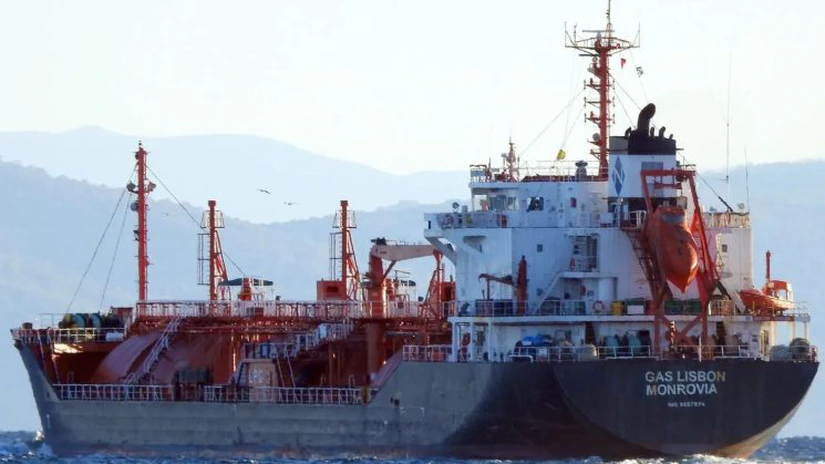 Alertă în Marea Neagră - Explozie pe o navă care transporta GPL, lângă România. Ce spun Nicuşor Dan şi DSU despre !nava lovită